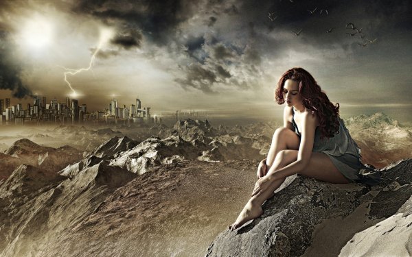Девушка сидит на Камне