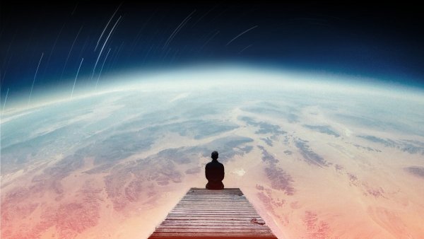 Человек на фоне космоса