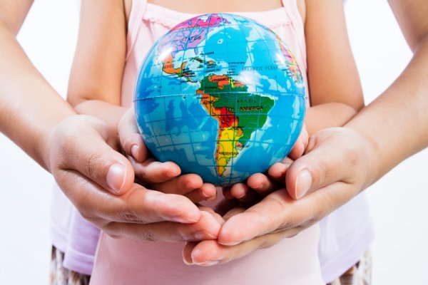 Земной шар в детских ладошках