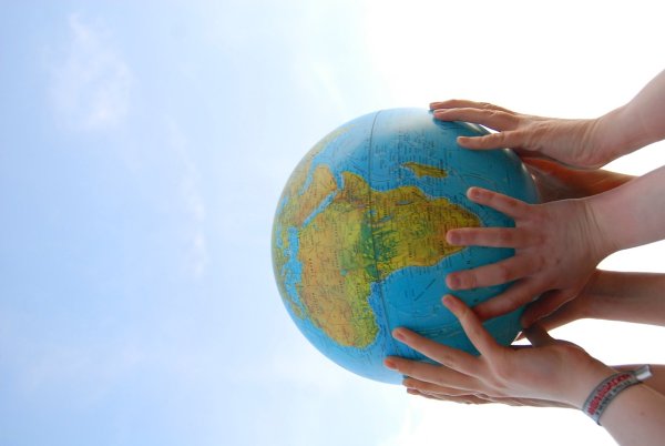 Человек с глобусом в руках