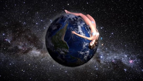 Девушка на земном шаре