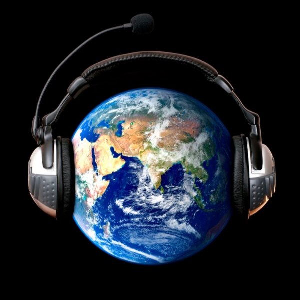 Земной шар в наушниках