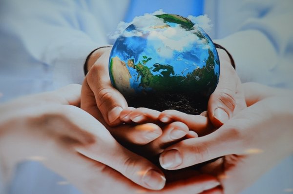 Планета в руках