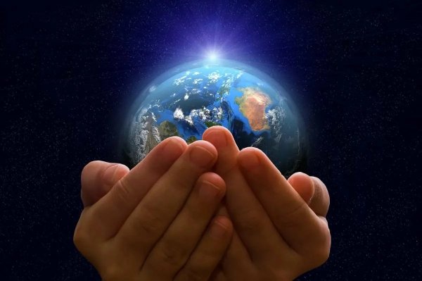 Планета земля в руках детей