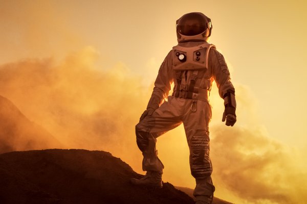 Человек в скафандре на планете