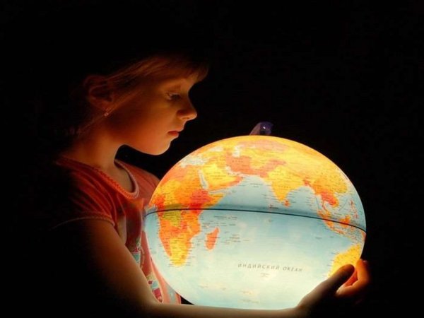 Девочка с глобусом