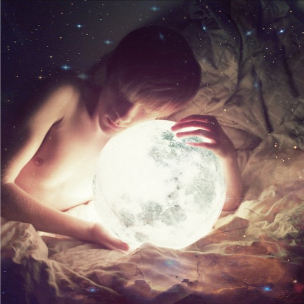 Девушка обнимает космос