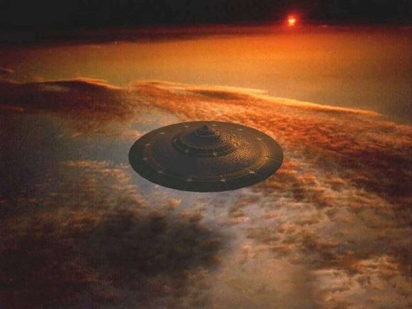 Летающая тарелка в космосе
