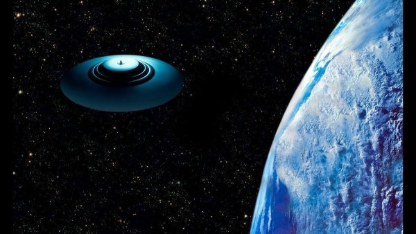 Летающая тарелка в космосе