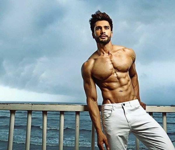 Варун Кханделвал