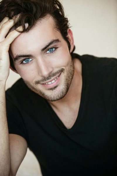 Брюнет с голубыми глазами