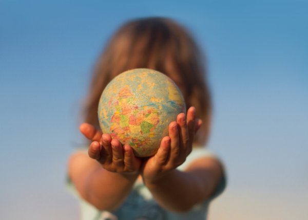 Фото детей с глобусом в руках