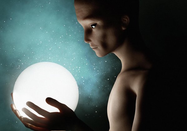 Светящийся шар в руках