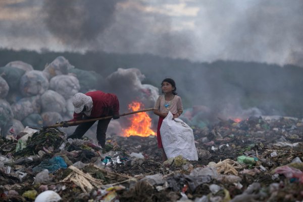 Человек загрязняет природу