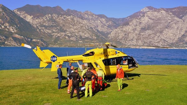 Вертолёты на озере Тенгиз