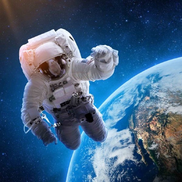Космонавт в космосе