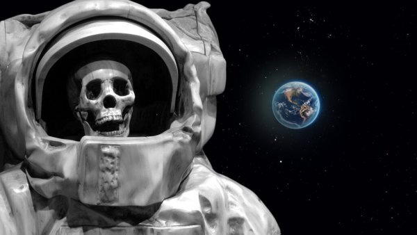 Человек в скафандре в космосе