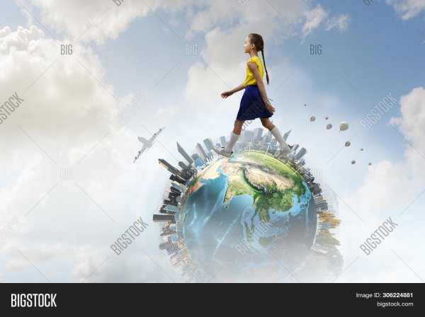 Человек идет по земному шару