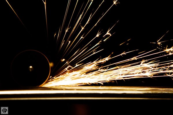 Искры от сварки