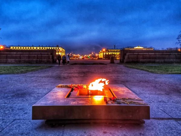 Вечный огонь на Марсовом поле в Санкт-Петербурге