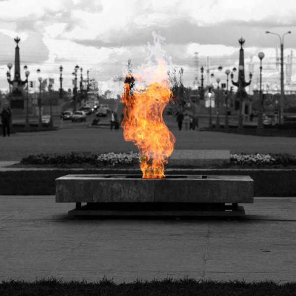 Вечный огонь на Марсовом поле в Санкт-Петербурге