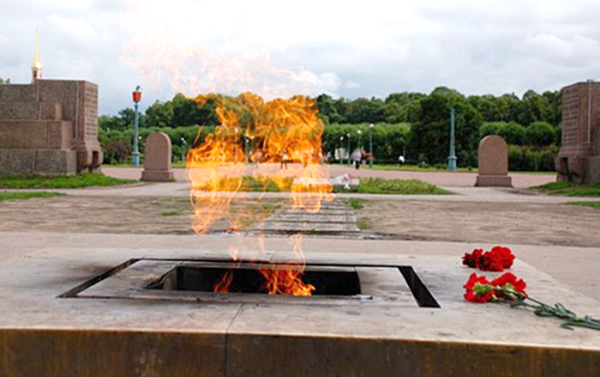 Вечный огонь Марсово поле в Санкт-Петербурге