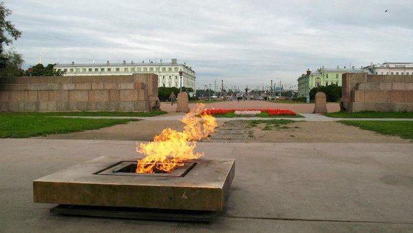 Вечный огонь на Марсовом поле в Петербурге
