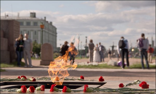 Вечный огонь на Марсовом поле в Санкт-Петербурге