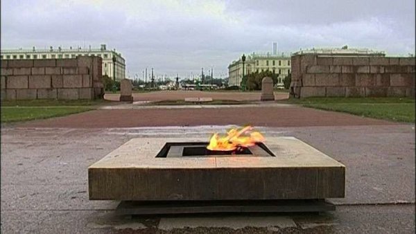 Вечный огонь на Марсовом поле в Санкт-Петербурге