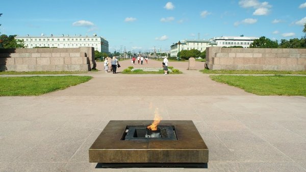 Вечный огонь на Марсовом поле в Санкт-Петербурге