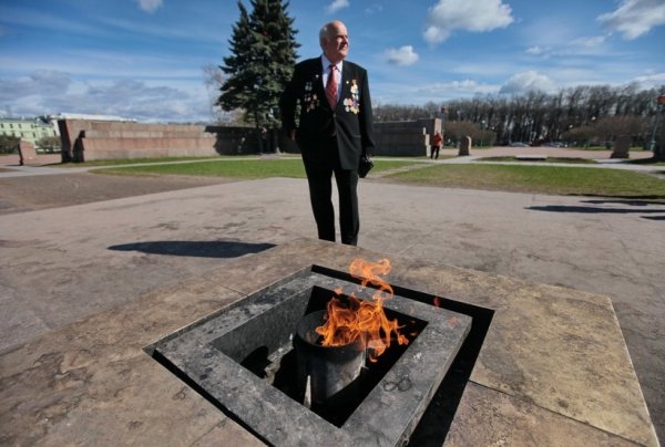 Вечный огонь на Марсовом поле в Санкт-Петербурге