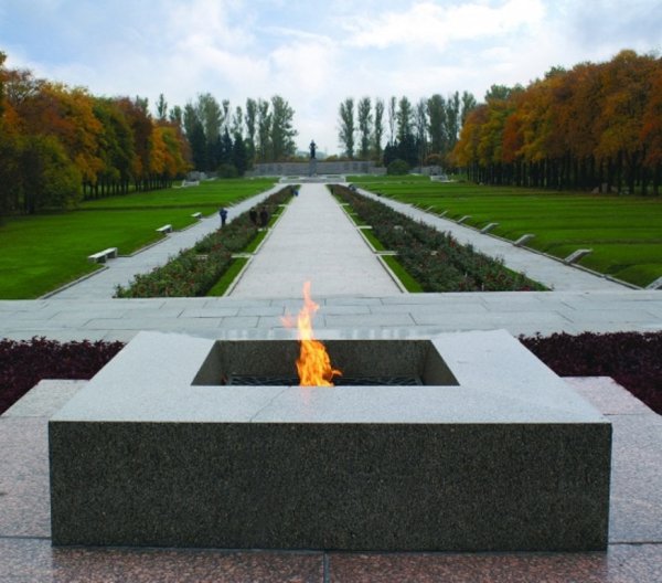 Вечный огонь Пискаревский мемориал в Санкт-Петербурге