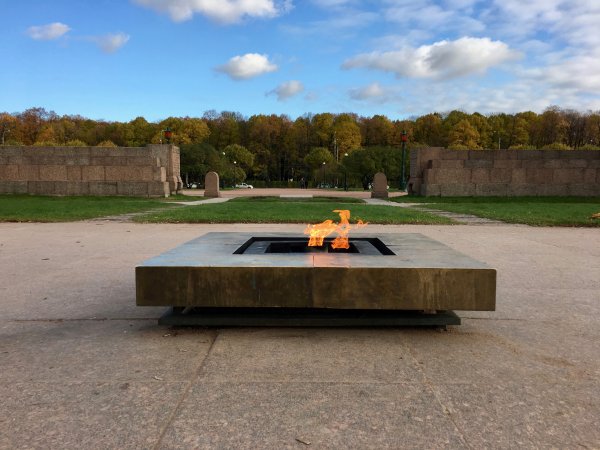 Марсово поле вечный огонь