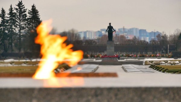 Вечный огонь на Пискаревском
