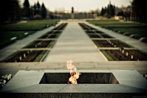 Вечный огонь на Пискаревском кладбище