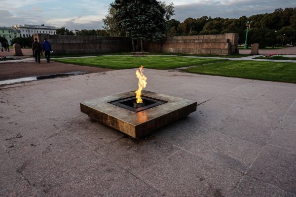 Вечный огонь на Марсовом поле в Санкт-Петербурге