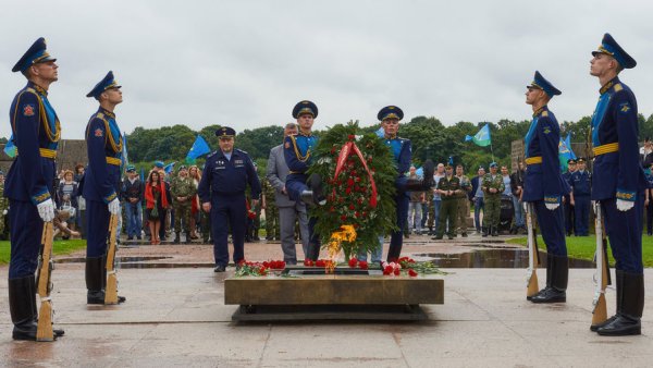 Вечный огонь на Марсовом поле в Санкт-Петербурге