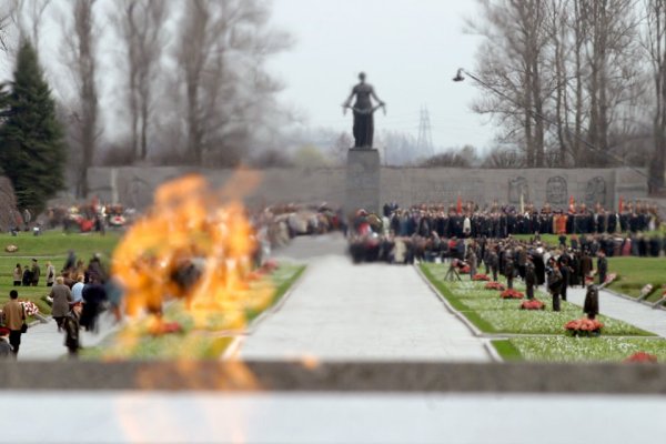 Вечный огонь в Санкт-Петербурге на Пискаревском кладбище