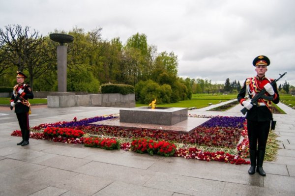 Вечный огонь в Санкт-Петербурге на площади Победы