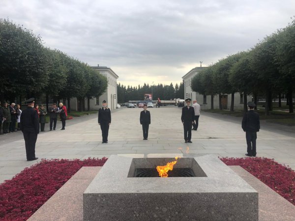Вечный огонь в Санкт-Петербурге на Пискаревском кладбище