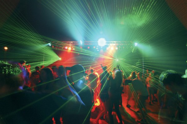 Танцы в ночном клубе