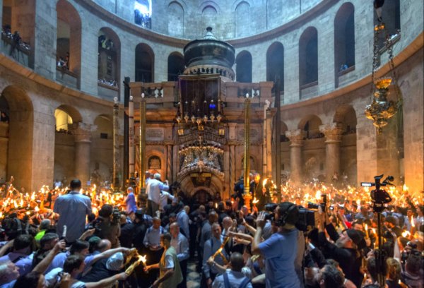 Израиль храм гроба Господня Благодатный огонь