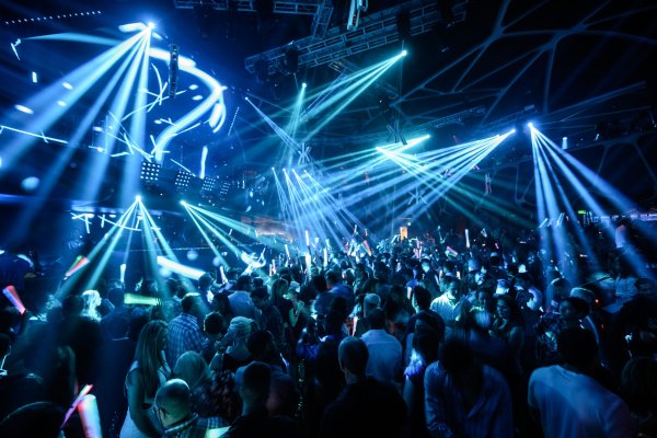 Толпа в ночном клубе