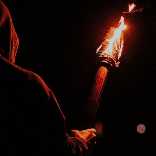 Человек с факелом в руке