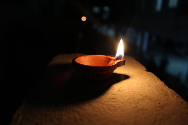 Горящая свеча в темноте