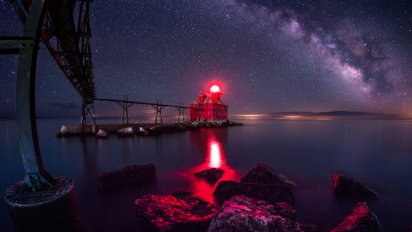 Красивый Маяк ночью