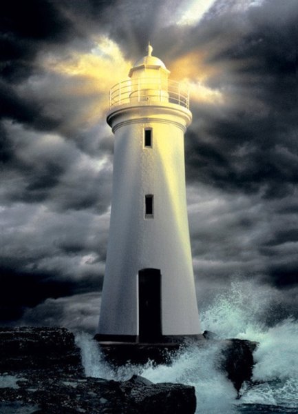 Маяк светит ночью шторм