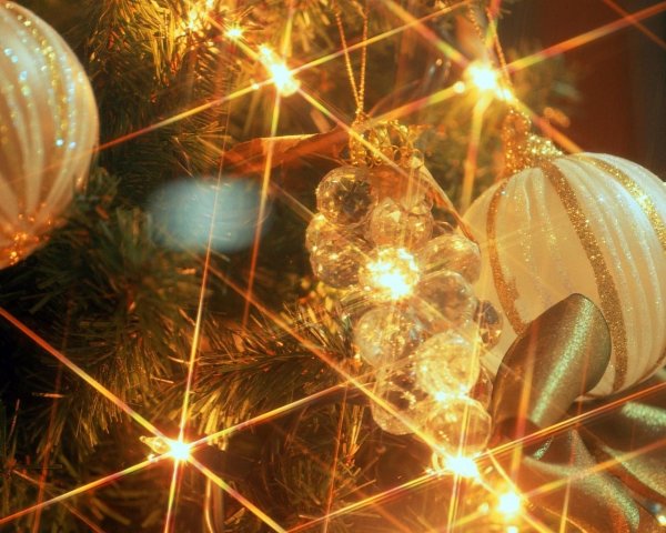 Елочные игрушки и огоньки