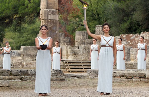 Олимпийский огонь зажигают в Олимпии в Афинах