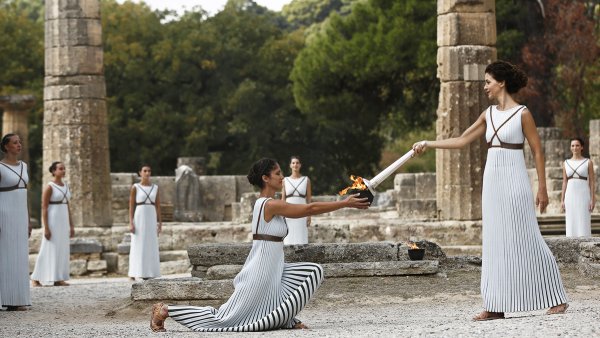 Церемония зажжения огня в Олимпии древняя Греция